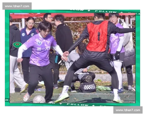 校园足球赛：青春与激情的碰撞，绿茵场上的拼搏与梦想